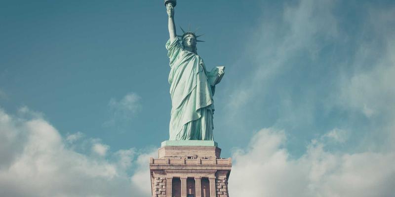 徒步露营必备指南：钛、铝、不锈钢户外炊具的终极对比