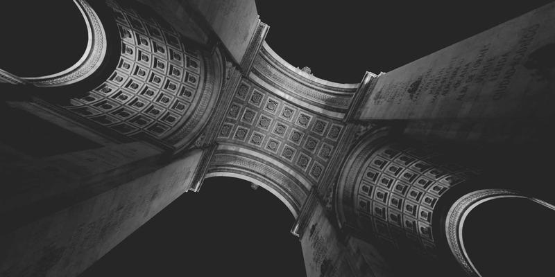 户外装备入门指南：登山绳、安全带与保护器在攀岩与多日徒步中的关键作用