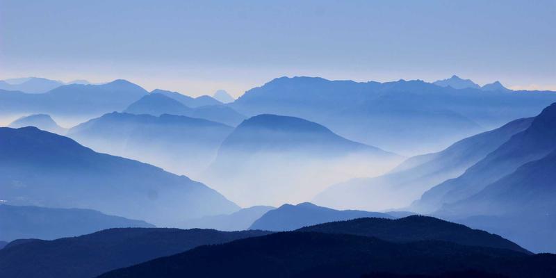 登山与探险旅行必备：户外运动眼镜选购指南，解析偏光、变色与防雾镜片在不同环境下的表现