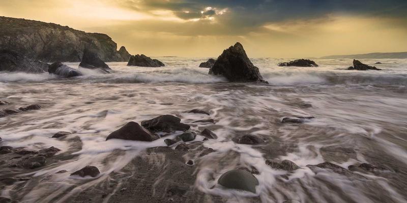 登山杖材质全解析：碳纤维vs铝合金，不同地形下的性能与耐用性